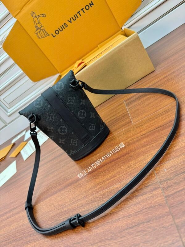 Louis Vuitton M11613