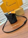 Louis Vuitton M11613