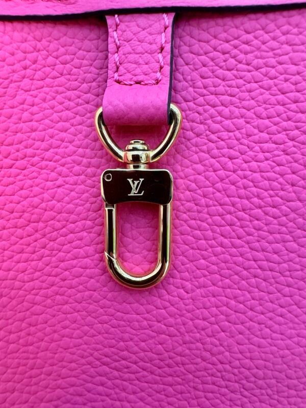 Louis Vuitton M12106