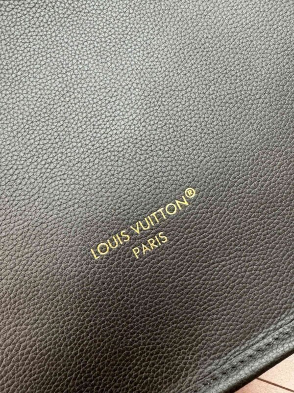 Louis Vuitton M11946