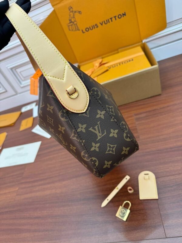 Louis Vuitton M11952