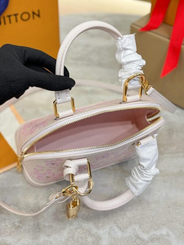 Louis Vuitton M13104