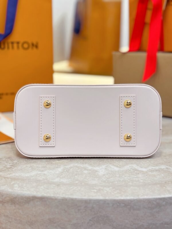 Louis Vuitton M13104