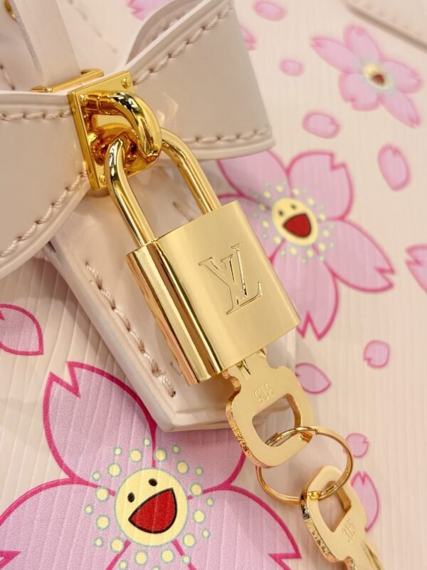 Louis Vuitton M13104