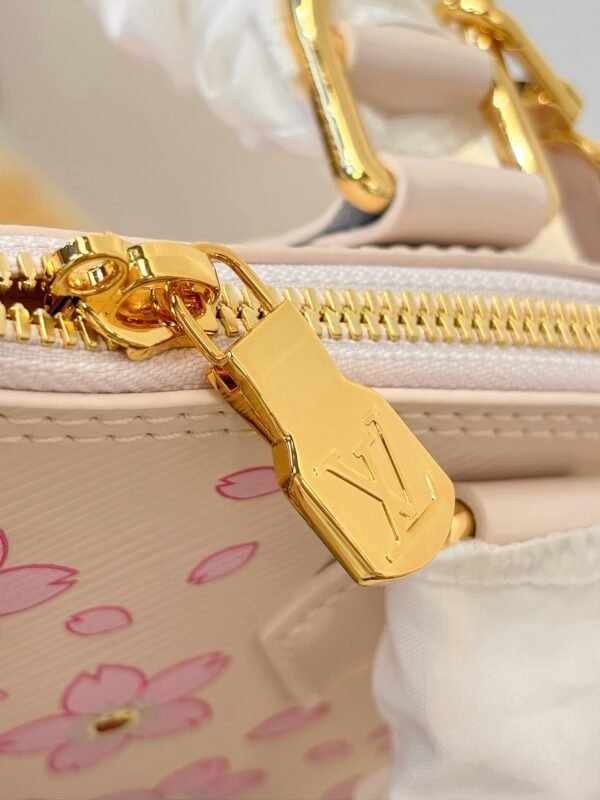 Louis Vuitton M13104