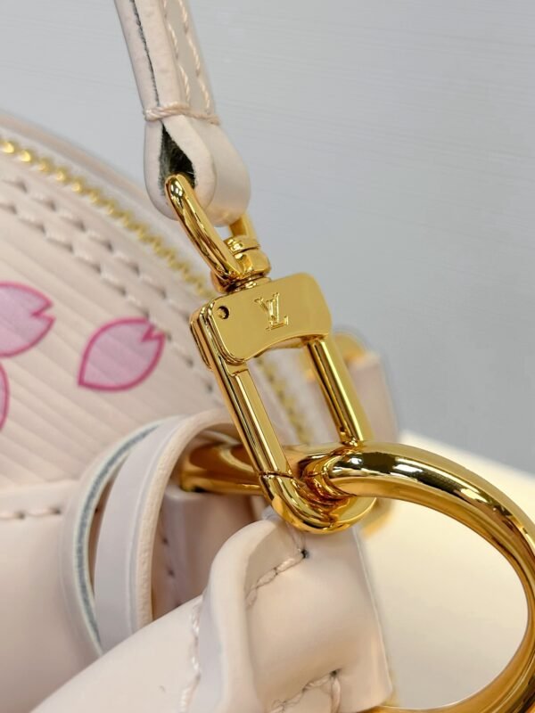 Louis Vuitton M13104
