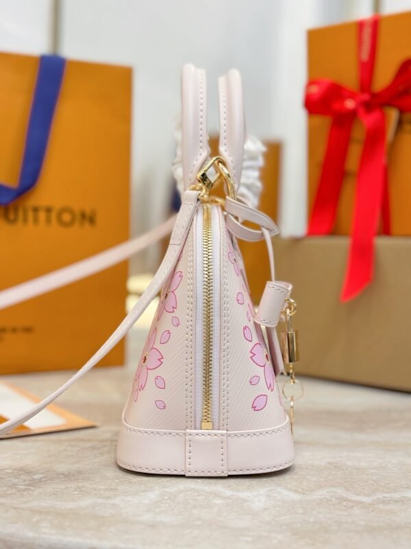 Louis Vuitton M13104